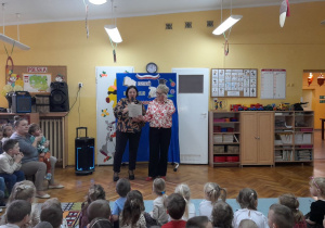 Pani Renia z grupy Misiaczków i Pani Halinka z grupy Krasnoludków witają pracowników przedszkola na uroczystości z okazji Dnia Edukacji.