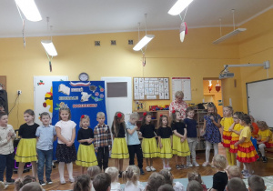 Julka z grupy Misiaczków w wierszu podkreśla znaczenie pracy specjalistów (Pani Beaty - pedagoga, Pani Justyny - pedagoga specjalnego, Pani Ireny - psychologa).