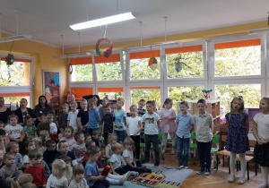 Misiaczki wspólnie z młodszymi dziećmi śpiewają piosenkę „Serce na dłoni”.