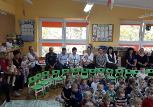 Pani Dyrektor z uśmiechem ogląda występy małych artystów.