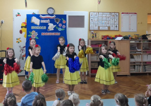 Dziewczynki z koła tanecznego prezentują układ taneczny do piosenki „Solo”.