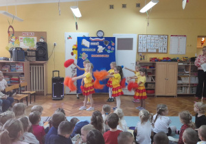 Dziewczynki z grupy Krasnoludków tańczą do piosenki „Ręce w górę”.