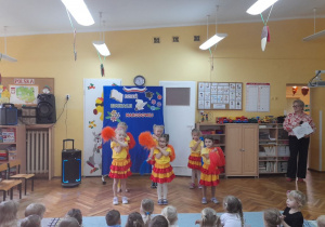 Kolejna figura tańca z pomponami.