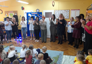 Wesoły taniec pracowników przedszkola.