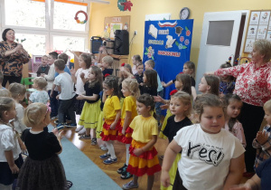 Taniec wszystkich przedszkolaków.