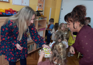 Pani Dyrektor częstuje słodką galaretką dzieci z grupy Biedronek.
