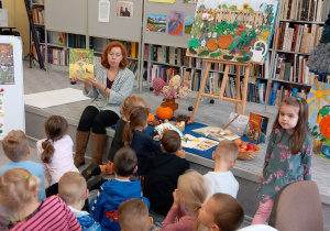 Bibliotekarka czyta dzieciom bajkę.