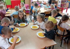 Krasnoludki zjadają zupę krem z dyni –smaczny dar pani jesieni.