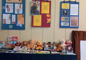 Wystawa misiów w bibliotece.