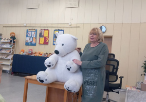 Pani Ula opowiada historie powstania misia pluszowego.