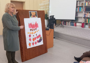 Pani Ula prezentuje ozdobiony tort.