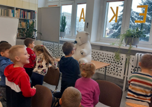 Przedszkolaki śpiewają Sto lat misiowi.