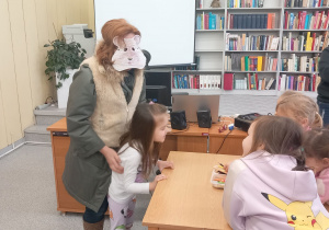 Pani kierownik założyła maskę misia.