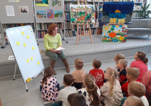 Pani Ilona czyta grupie „Krasnoludków” wiersz.