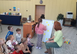 Hania łączy cyferki na tablicy.