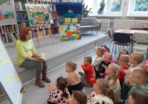 Dzieci odgadują zagadki o cyferkach.