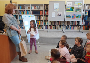 Ala trzyma pędzel i nazywa odpowiedni zawód.