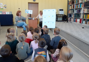 Krasnoludki słuchają książki czytanej przez Panią Ilonę.