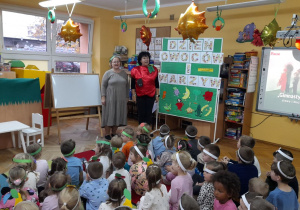 Pani Renata i pani Beata witają się z dziećmi.