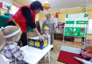 Hania i Alicja z grupy Słoneczek rozpoznawały warzywa i owoce po dotyku.