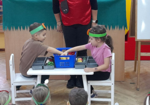 Zadaniem Zuzi i Oliwiera z grupy Krasnoludków było wyselekcjonowanie owoców i warzyw w dwa osobne zbiory.