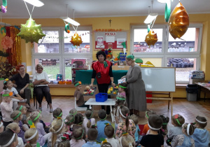 Pani Renatka prezentuje prawidłowo wykonaną pracę Oliwiera i Zuzi.