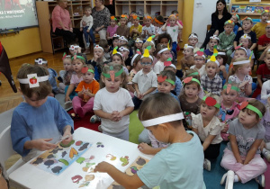 Maks i Julian z grupy Żabek dopasowują warzywa i owoce do ich cieni.