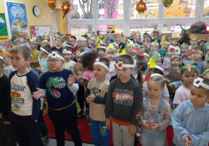 Dzieci poruszają się przy piosence „Gimnastyka z warzywami”.