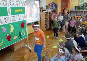 Jaś i Szymon z grupy Słoneczek zbierają owoce.