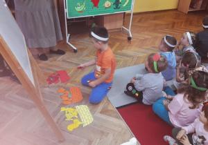 Szymon wkłada owoce do właściwych koszyków.