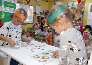 Inga i Franek z grupy Krasnoludków układają owocowe puzzle.