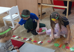 Julia i Julian z grupy Misiaczków świetnie sobie poradzili z ułożeniem warzywnych rytmów.