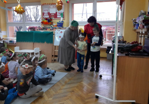 Dorian i Nikodem z grupy Żabek wzięli udział w wyścigu z marchewką na łyżce.