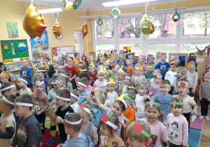 Wspólny taniec przy piosence: „Dzień Warzyw i Owoców”.