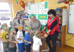 Dzieci z grupy Krasnoludków chętnie sięgają po dorodne jabłka.