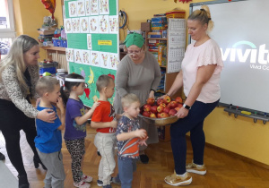 Dzieci z grupy Żabek chętnie ustawiły się po jabłuszka.
