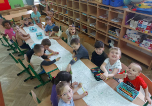 Dzieci bardzo się cieszą z otrzymanego prezentu.