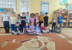 Grupowe zdjęcie dzieci z Julkiem.