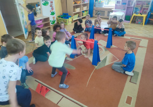 Dzieci podczas wspólnej zabawy.