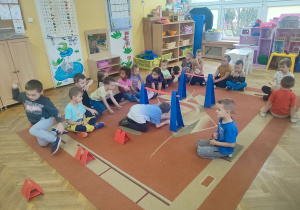 Julian pokazuje jak pokonać tor przeszkód.