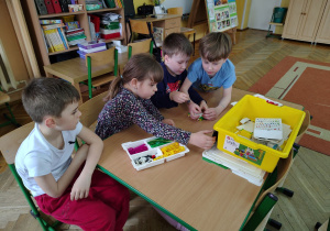 Latika sprawdza instukcję budowania na tablecie.