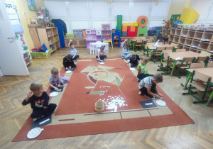 Dzieci układają zadania z treścią.