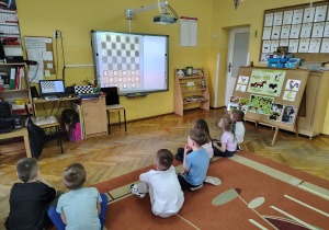 Przedszkolaki utrwalają zasady gry w warcaby.