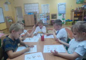 Dzieci rozwiązują zadania matematyczne.