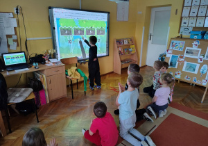 Julek rozwiązuje zadanie matematyczne na tablicy interaktywnej.