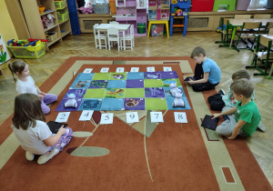 Dzieci kierują robotem.