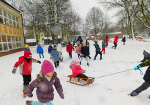 Zimowe zabawy w ogrodzie przedszkolnym.